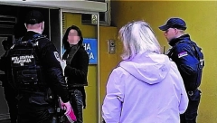 "MOJA UNUKA JE UNUTRA, NIŠTA NE GOVORE, UMIREM OD BRIGE..." Ispred Tiršove očajni roditelji čekali informacije, baka operisane devojčice u suzama