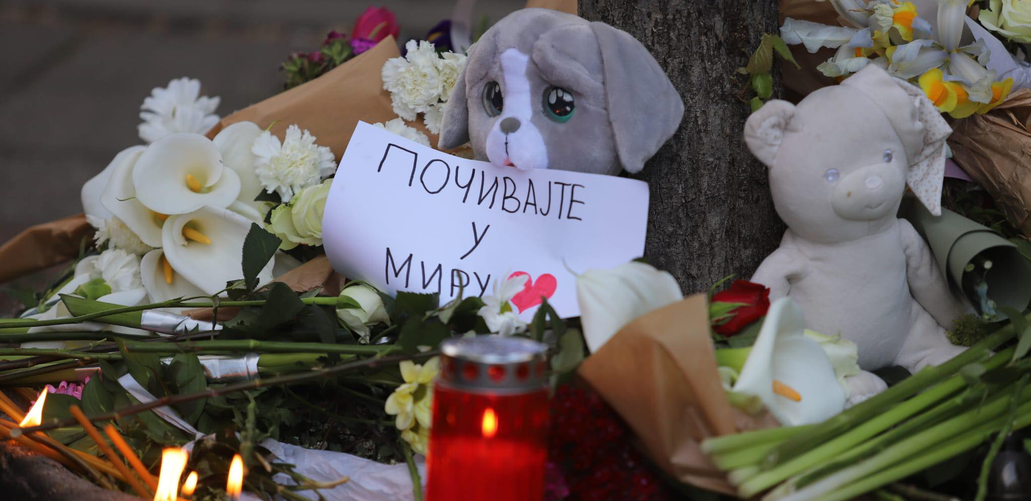 SUZE, SVEĆE I CVEĆE Ispred škole u kojoj se desio masakr ljudi masovno dolaze i mole se: Bože, daj toj deci mir! (FOTO/VIDEO)
