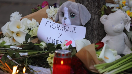 SUZE, SVEĆE I CVEĆE Ispred škole u kojoj se desio masakr ljudi masovno dolaze i mole se: Bože, daj toj deci mir! (FOTO/VIDEO)