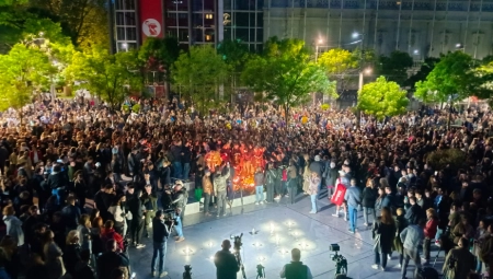 (UŽIVO) TUGA NA CVETNOM TRGU PRED ŠKOLOM UŽASA Građani donose cveće i pale sveće, odajući počast žrtvama