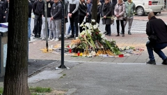 GRUPA DECE U CRNOM BLOKIRALA SLAVIJU Ne dozvoljavaju automobilima da prođu