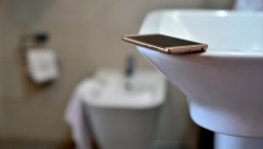 UMRLA NAKON ŠTO JOJ JE TELEFON UPAO U KADU Stručnjaci apeluju MORATE BITI SVESNI OVE OPASNOSTI