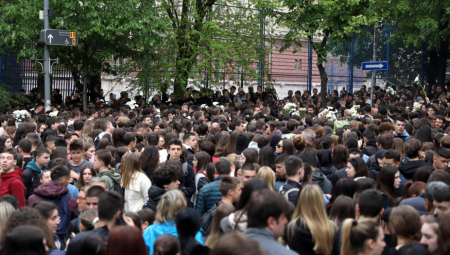 SRBIJA ZAVIJENA TUGOM Poznat datum prve četiri sahrane dece žrtava masakra u školi na Vračaru