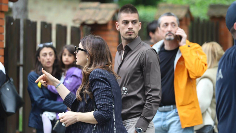 VUJADIN SAVIĆ ISPRED ŠKOLE U KOJOJ JE DEVOJČICA IZBOLA SVOG DRUGA Evo u kakvom smo stanju zatekli fudbalera! (FOTO)
