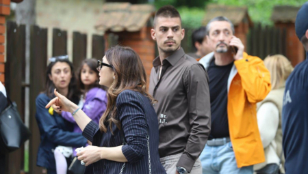 VUJADIN SAVIĆ ISPRED ŠKOLE U KOJOJ JE DEVOJČICA IZBOLA SVOG DRUGA Evo u kakvom smo stanju zatekli fudbalera! (FOTO)