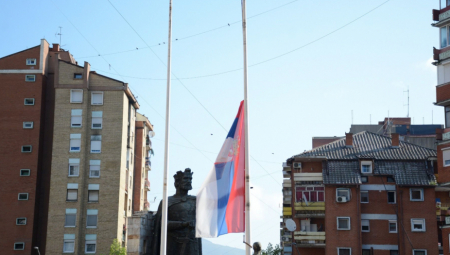 ZASTAVE NA POLA KOPLJA U SRPSKIM SREDINAMA NA KIM Povodom Dana žalosti zbog tragedije u beogradskoj školi (FOTO)