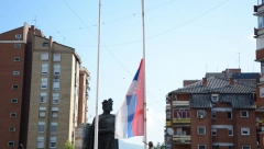 ZASTAVE NA POLA KOPLJA U SRPSKIM SREDINAMA NA KIM Povodom Dana žalosti zbog tragedije u beogradskoj školi (FOTO)