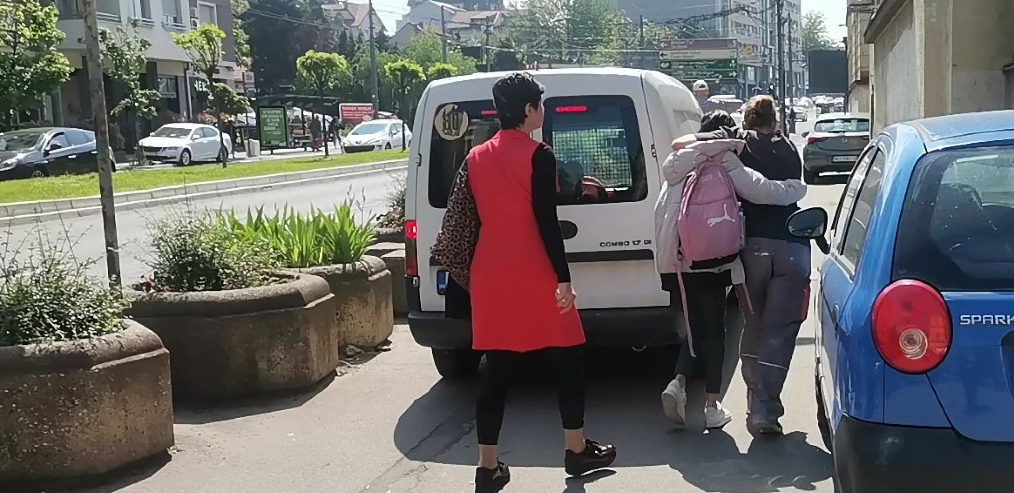 ALO! ISPRED ARHITEKTONSKE ŠKOLE U BEOGRADU Stigla policija, deca zaključana u učionicama, prestravljeni roditelji ih izvode napolje