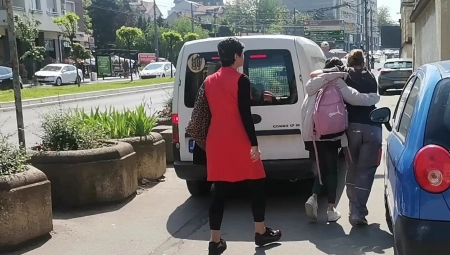 ALO! ISPRED ARHITEKTONSKE ŠKOLE U BEOGRADU Stigla policija, deca zaključana u učionicama, prestravljeni roditelji ih izvode napolje