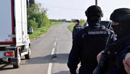 MALO ORAŠJE ISPRAĆA ŽRTVE POMAHNITALOG UBICE Na seoskom groblju zajednička sahrana tragično stradalih