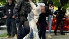 DOVOĐENJE MONSTRUMA IZ MLADENOVCA Uroš. B. bos, bez cipela uveden u policijsku stanicu