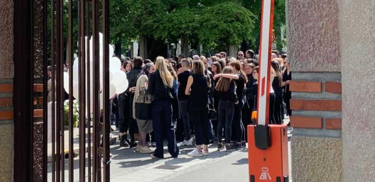 SAHRANJENA MALOLETNA K.M.  - DRUGOVI SE OPROSTILI OD DRUGARICE! Beli baloni za devojčicu koju je ubio Kosta K. (FOTO/VIDEO)