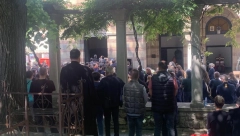 "OPRAŠTAMO SE OD PUPOLJKA KOJI SE JOŠ NIJE RAZVIO U CVET" Teška tuga i žalost na opelu devojčice K.M. (FOTO/VIDEO)