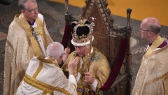 OVAJ DETALJ TRESE SVET Ko je sveštenik na krunisanju kralja Čarlsa III (FOTO/VIDEO)