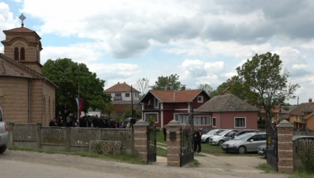 OVO JE TRENUTAK KADA SE JEZIK ZAVEŽE, A MOZAK SAPLETE Na hiljade ljudi ispraća troje nastradalih u masakru kod Mladenovca: Vladika Jovan i desetak sveštenika služe opelo