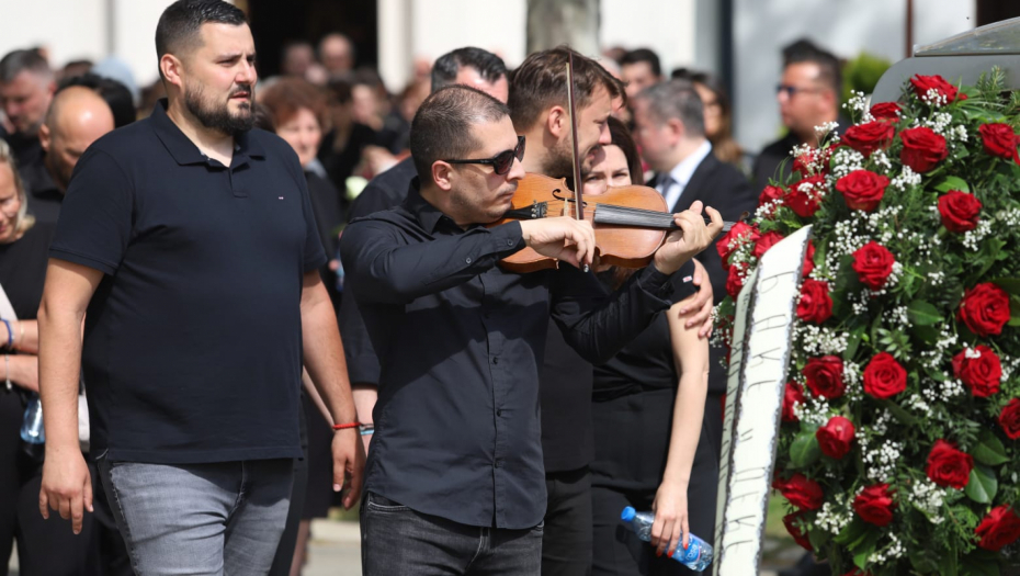 REKA SUZA NA BEŽANIJSKOM GROBLJU Devojčica D.A. ispraćena uz zvuk violine (FOTO/VIDEO)