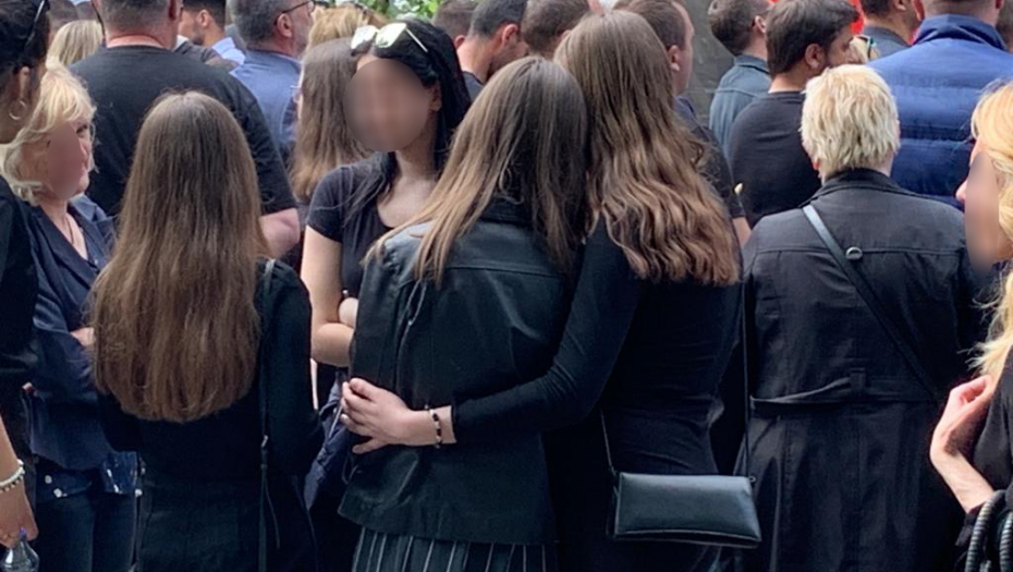 CRNI ĐURĐEVDAN, TUGA NA NOVOM GROBLJU Deca se poslednji put opraštaju od tragično stradale M.A. (FOTO/VIDEO)
