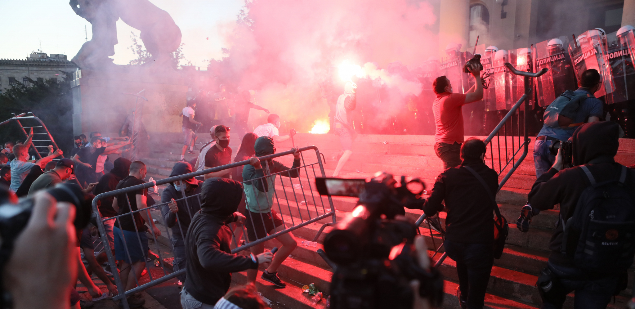 POGLEDAJTE SE U OGLEDALO Deo opozicije bi po svaku cenu da profitira na nesreći - Nasilnici zovu na protest protiv nasilja