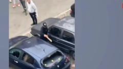 PALICAMA SE OSTRVILI NA VOZILO U NASELJU NAOČIGLED DECE I KOMŠIJA Maloletni vandali u Zemun Polju razlupali auto (VIDEO)