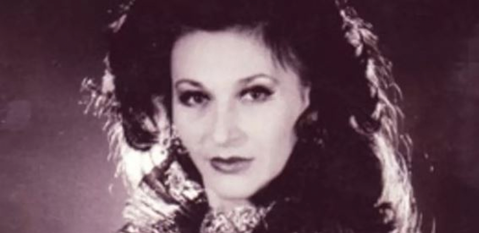 ONA JE DIVA ŽIKINIE DINASTIJE U pitanju je poznata pevačica, o njenoj haljini priča se čak četiri decenije