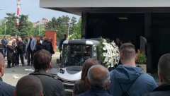 BELI BUKETI ZA MLADOG PIJANISTU Reka ljudi došla da isprati talentovanog dečaka (14) ubijenog u školi na Vračaru (FOTO VIDEO)