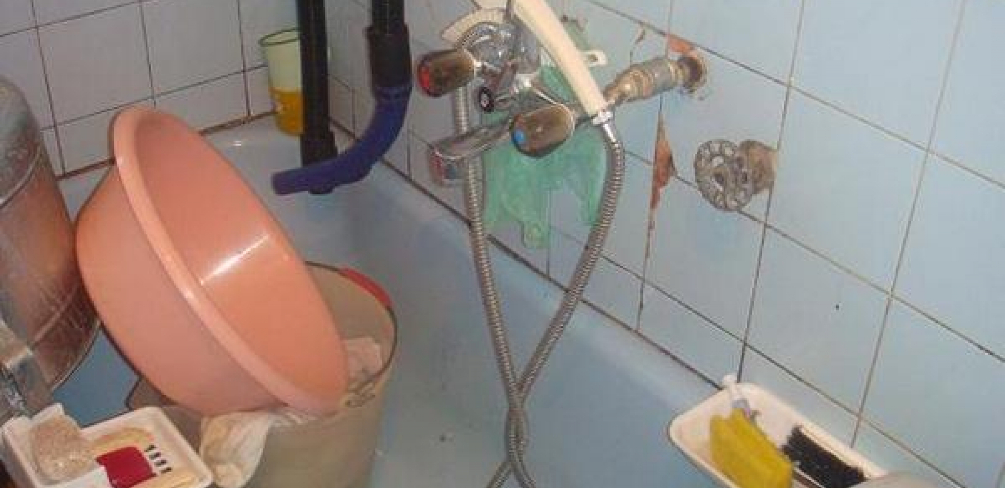 BRAČNI PAR KUPIO KUĆU IZ SNOVA Nisu ni slutili da kupatilo krije jezive tajne...kada su videli šta je iza ogledala, zamalo da dobiju infarkt!