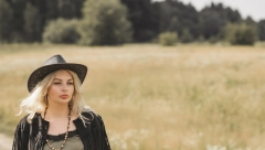 JAKNA OD PRE 10 GODINA JE HIT JESENI Žene u Srbiji se utrkuju koja će pre da je kupi, rasproda se brzinom svetlosti