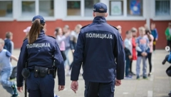 PANIKA U ŠKOLI U VRANJU Devojčica pretila da će prerezati vene, iscrtala slovo na ruci