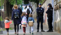''JURIO SAM PO HODNIKU, TRAŽIO SAM MLAĐU SESTRU'' Stravična ispovest učenika 'Ribnikara': ''Svi su vrištali, ja sam se s njom sakrio u ćošak''