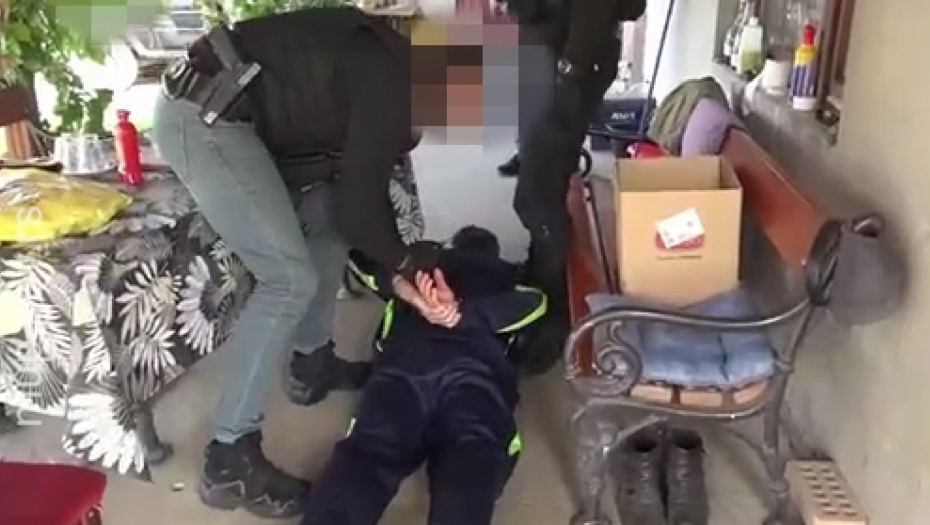 EVO KAKO JE PAO OTAC MASOVNOG UBICE Policija mu našla oružje i nekoliko stotina metaka (VIDEO)