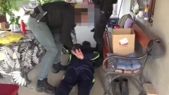 EVO KAKO JE PAO OTAC MASOVNOG UBICE Policija mu našla oružje i nekoliko stotina metaka (VIDEO)