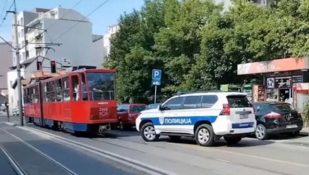DETALJI STRAVIČNOG NAPADA U TRAMVAJU NA VOŽDOVCU Muškarac napao tinejdžera, pa ga izudarao po licu!