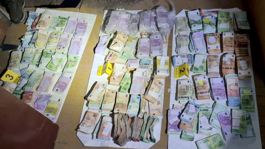 LUKSUZ PRŠTI, PRESKUPI SATOVI I BRDO KEŠA Evo šta je sve policija zaplenila od vođa Balkanskog narko-kartela (FOTO/VIDEO)