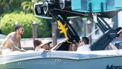 ŠAKIRA NA LUKSUZNOJ JAHTI SA NOVIM DEČKOM Luis Hamilton i Tom Kruz u igri, da li će se pojaviti neko treći (FOTO)