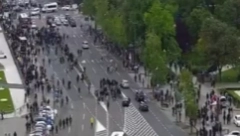 POČELO MALTRETIRANJE GRAĐANA Pedesetak lešinara teroriše narod, teraju ljude da voze u kontra smeru, ugrožavaju živote (VIDEO)