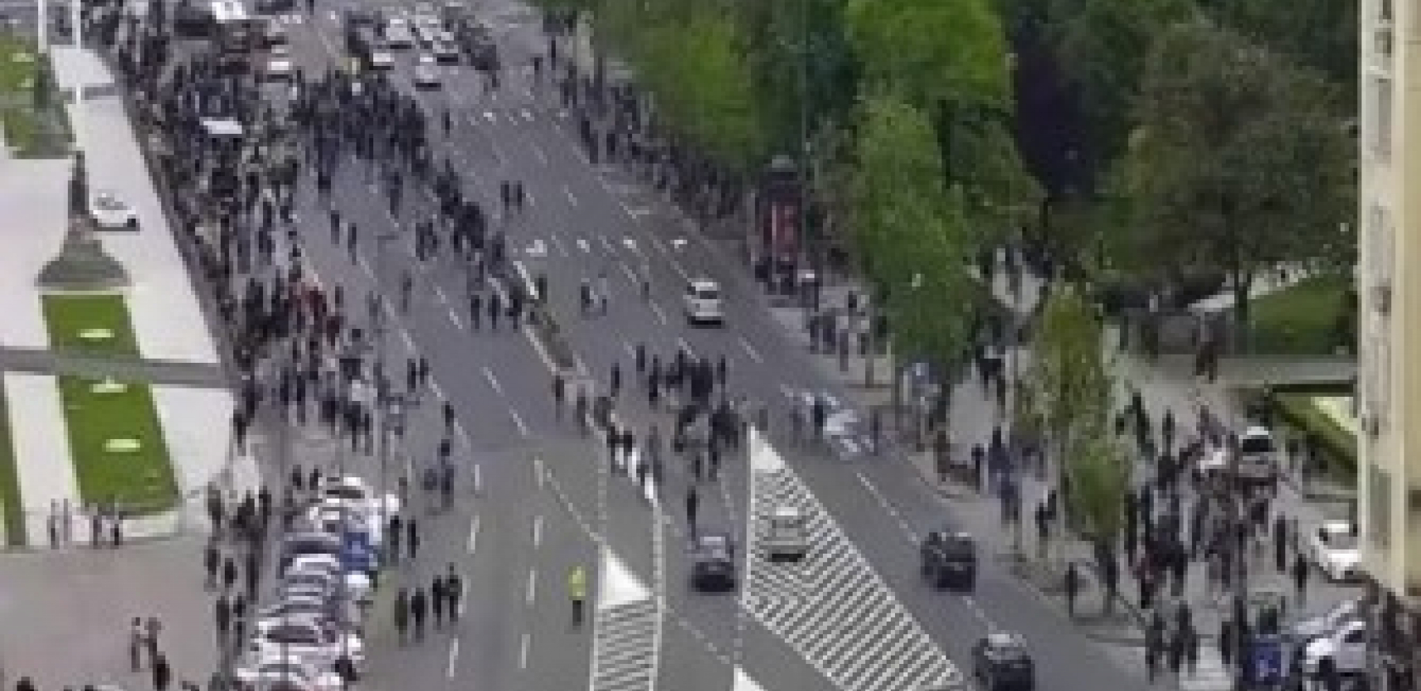 I MIGRANTI DOŠLI DA TRAŽE AZIL Pogledajte transparent na današnjem političkom protestu u Beogradu (FOTO)