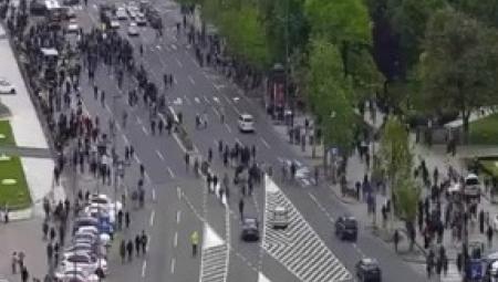I MIGRANTI DOŠLI DA TRAŽE AZIL Pogledajte transparent na današnjem političkom protestu u Beogradu (FOTO)