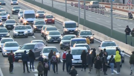 BLOKIRANA GAZELA KA NOVOM BEOGRADU OPASNOST U SAOBRAĆAJU! Šačica obesnih lešinara maltretira narod prestonice (VIDEO)