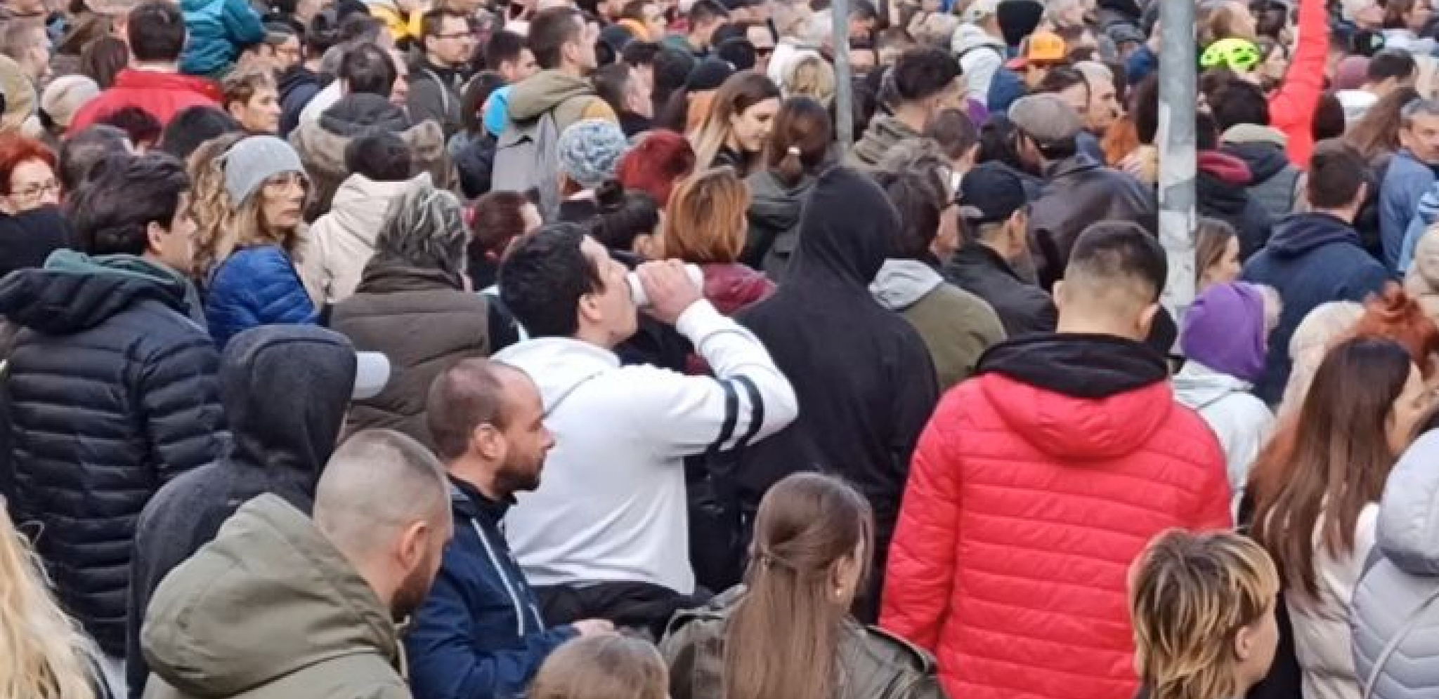 OVAKO LEŠINARSKA OPOZICIJA ISKAZUJE PIJETET PREMA ŽRTVAMA Prvo prete ubijanjem, a onda se opijaju i veselo skandiraju (VIDEO)