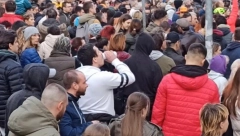 OVAKO LEŠINARSKA OPOZICIJA ISKAZUJE PIJETET PREMA ŽRTVAMA Prvo prete ubijanjem, a onda se opijaju i veselo skandiraju (VIDEO)