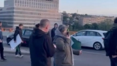 ONI NE ZNAJU GDE BIJU Frka na protestu, velika međusobna svađa nasilnika (VIDEO)