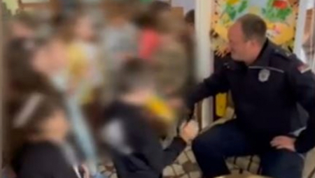 LJUBAV DECE JE NAJISKRENIJA Priredili nezaboravan rođendan svom školskom policajcu! (VIDEO)
