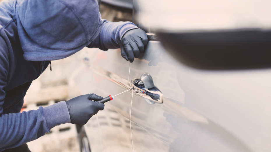 NAJNOVIJI TRIK ZA OBIJANJE AUTOMOBILA Lopovi jednu stvar ubace između kvake i vrata, i vaš auto može biti meta!