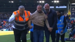 DRAMA U ENGLESKOJ Navijač uleteo na teren, pa pretio treneru Njukasla, obezbeđenje kao da nije postojalo (VIDEO)