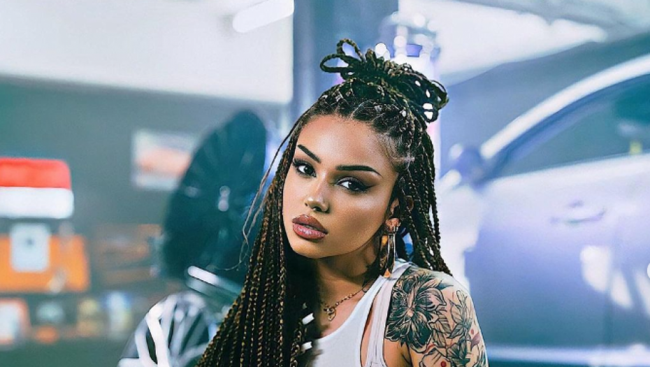 BRESKVICA MLATARALA PIŠTOLJEM, A SADA POKUŠAVA DA SE "OPERE" Javnost uznemirena njenim ponašanjem i potezom, a sada otišla korak dalje!