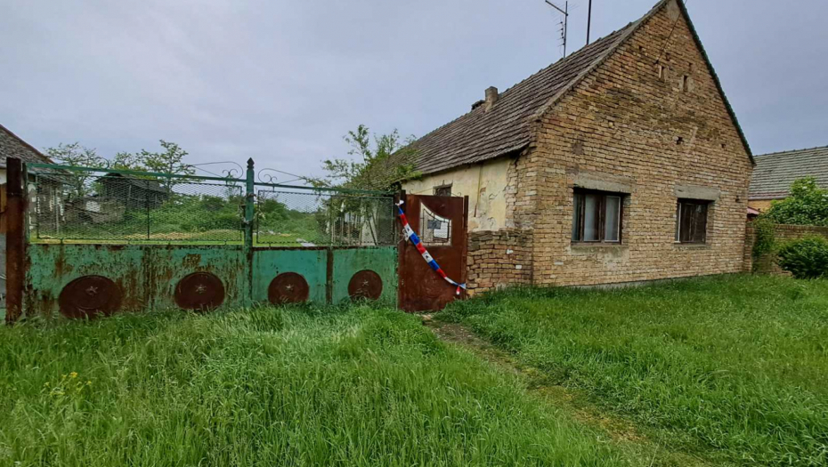 POZNATO STANJE ŽENE KOJU JE DEČAK NAPAO SEKIROM: Ima ozbiljne povrede glave, njen sin kritično
