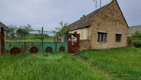 POZNATO STANJE ŽENE KOJU JE DEČAK NAPAO SEKIROM: Ima ozbiljne povrede glave, njen sin kritično