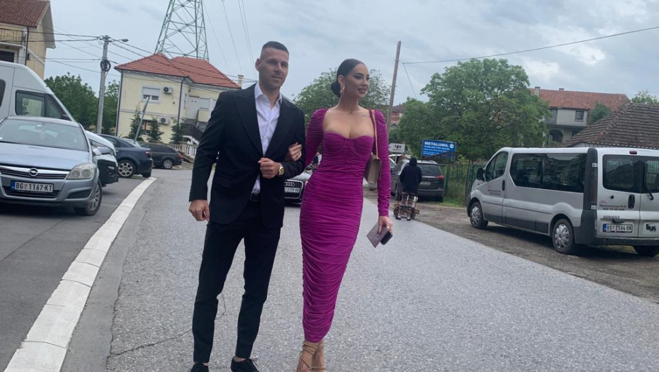 KATARINA I MARKO GOBELJIĆ STIGLI NA SLAVLJE POVODOM ŽENIDBE ĐANIJEVOG SINA Pevačica otkrila jednu tajnu, a evo šta će pokloniti mladencima! (VIDEO)