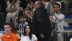 DŽIKIĆ ODAO POČAST MAJCI U "PIONIRU" Nekadašnji trener Partizana ostavio šal i ružu na njenom mestu uz gromoglasan aplauz "grobara" (VIDEO)
