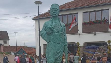 MAJA GOJKOVIĆ U KNIĆU: Podizanjem spomenika vojvodi Knićaninu Srbija ceni svoje velikane!